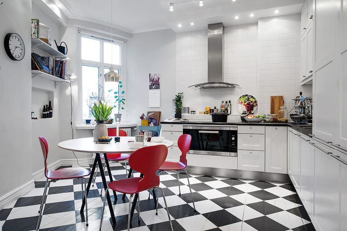 Lyse røde stoler i et kjøkken i skandinavisk stil
