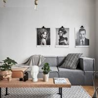 Monokrome fotografier på stueveggen