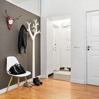 Закачалка под формата на дърво в коридора на частна къща