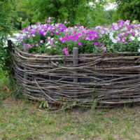 גדר צנרת תוצרת בית סביב ערוגת הפרחים