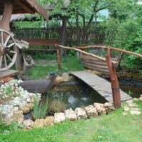 גשר עץ עם בריכה מאולתרת