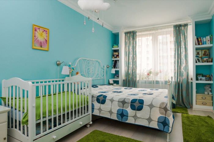 سرير لحديثي الولادة في غرفة ذات جدران زرقاء