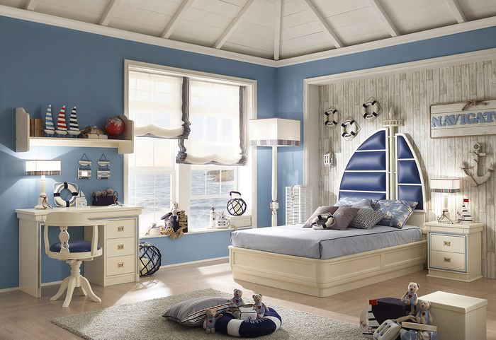 غرفة الأطفال الداخلية بجدران زرقاء