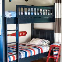 سرير أزرق كحلي في مستويين للأولاد