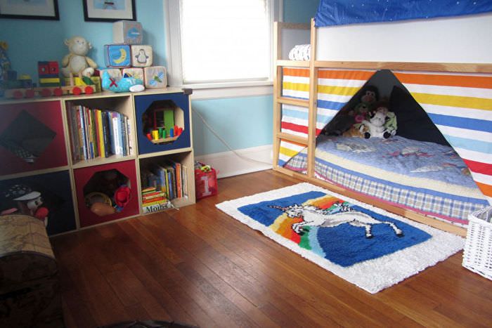 أرضية خشبية من الألواح الخشبية في غرفة الأطفال