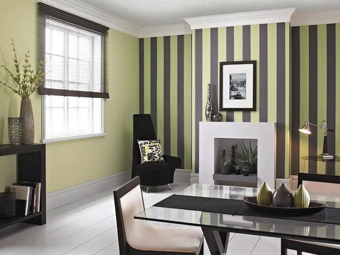 Kombinationen av svarta och olivränder i målningen av väggarna i vardagsrummet