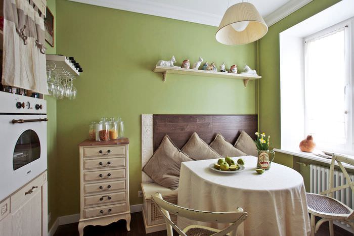 Kombinationen av olivfärg med beige i stil med Provence