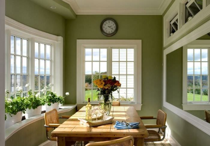 Vardagsrum i olivfärg med vita fönsterkarmar
