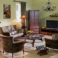 Olivväggar och chokladbruna möbler i vardagsrummet