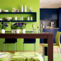Kombinationen av oliv- och blåfärger i det inre av köket