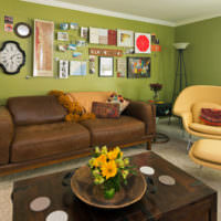 Bruna möbler och olivväggar i ett rymligt vardagsrum