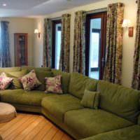 Klädda möbler med tygklädsel i olivfärg i det inre av rummet