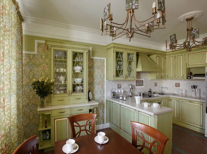 Kök-matsal med olivfärgade möbler