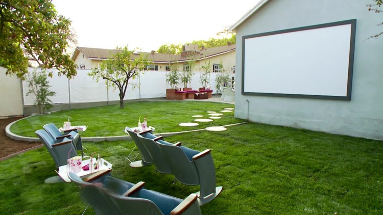udendørs-biograf-have-gør-det-selv-moderne-græsplæne-væg