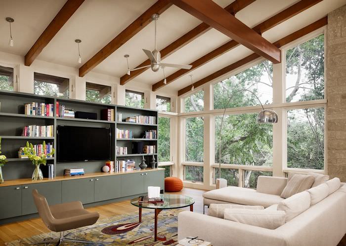 Interiér obývačky so šikmým stropom