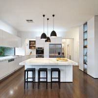 Hnedá podlaha v kuchyni s bielymi stenami