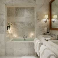 идеята за светъл интериор на банята в снимка в класически стил