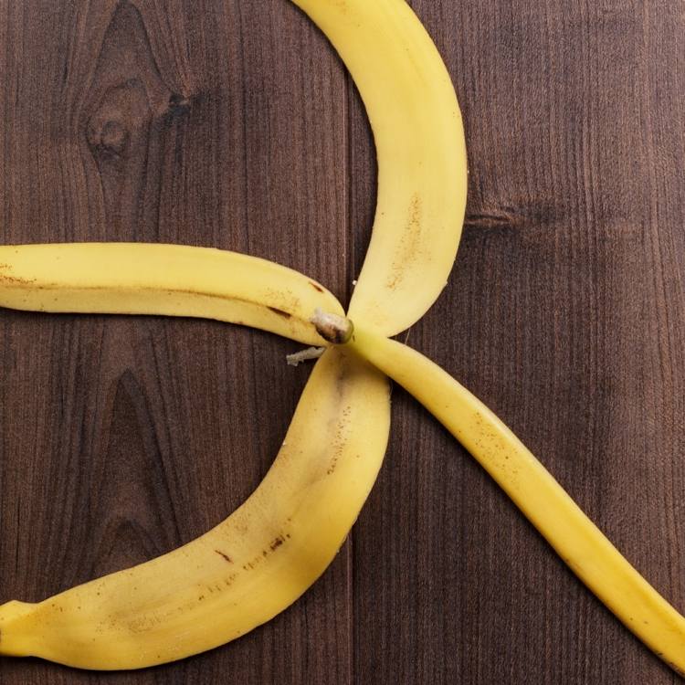 Tør skrællen af ​​organiske bananer og brug dem som gødning