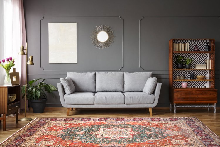 Persisk tæppe i stuen-klassiske møbler, grå vægge, lysegrå 3-personers sofa
