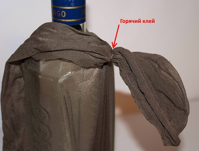 Χρησιμοποιώντας ζεστή κόλλα όταν διακοσμείτε ένα μπουκάλι