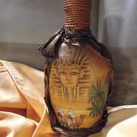 Egyptiläiset symbolit koristetussa pullossa
