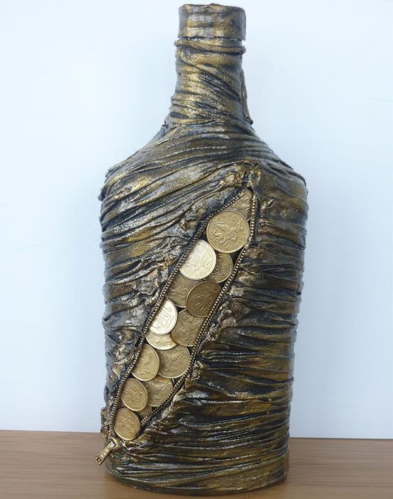 Γυάλινο μπουκάλι μετά από διακόσμηση με παλιά καλσόν