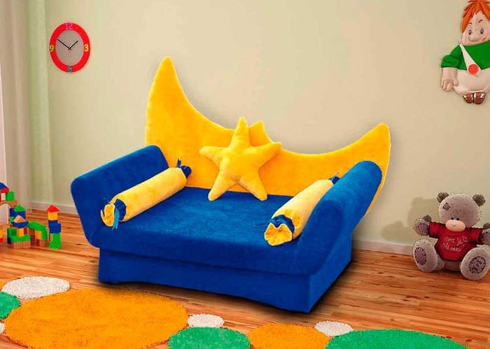 Blå och gul soffa i barnrummet