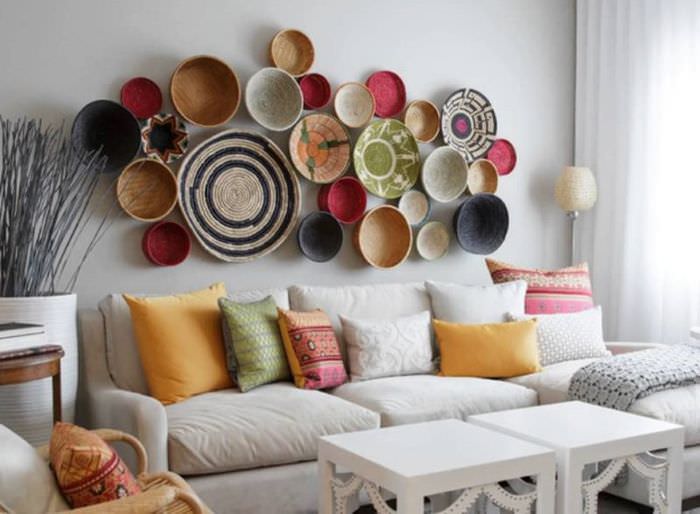 Dekorera väggen ovanför soffan med dekorativa tallrikar