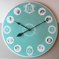 die Idee, eine Uhr schön mit eigenen Händen zu dekorieren Foto