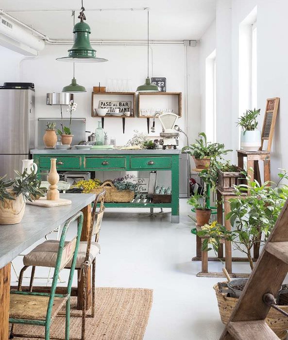 Grønt bord på et rustikt kjøkken