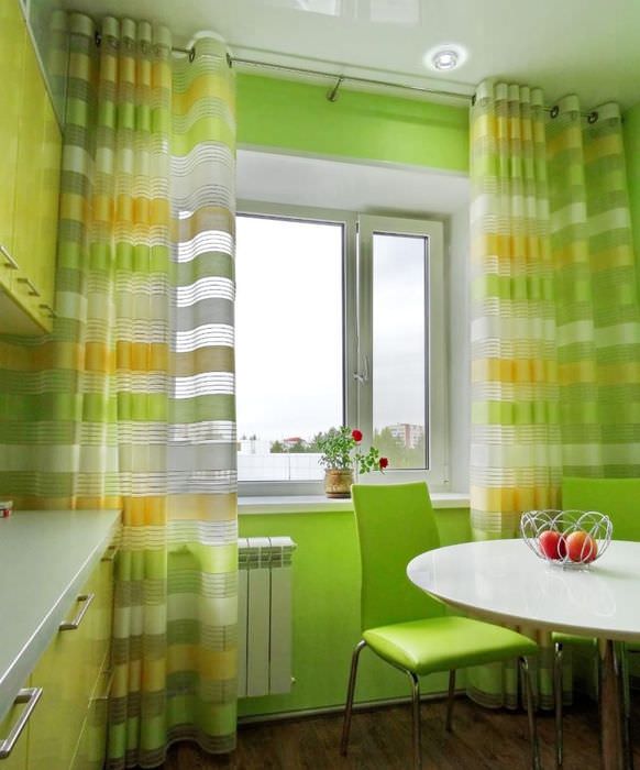Valget av gardiner for kjøkkenet i grønt
