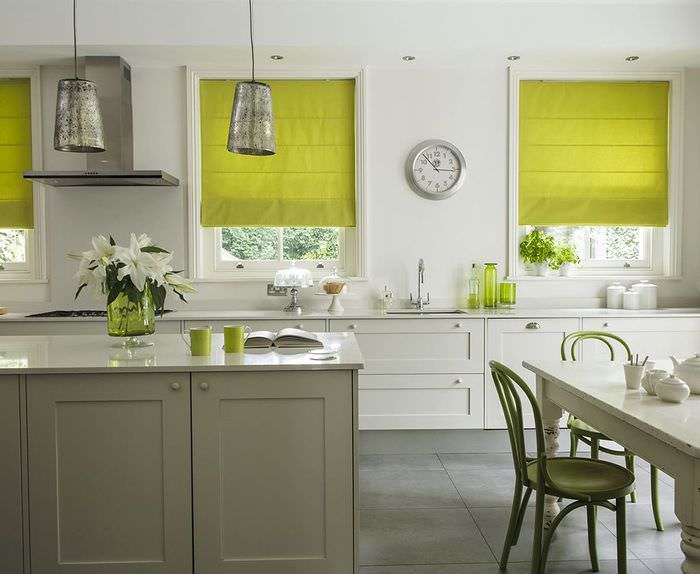 Lysegrønne gardiner i det indre av kjøkkenet i et landsted