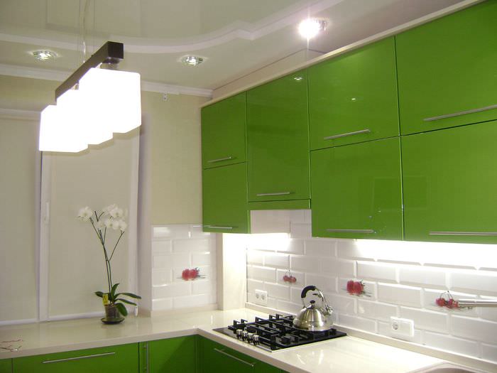 Бял кухненски интериор със зелени слушалки