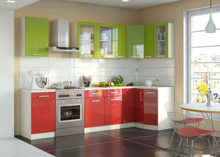 Червено-зелен кухненски комплект в светла стая