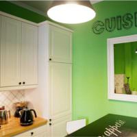 Speil på den grønne veggen på kjøkkenet