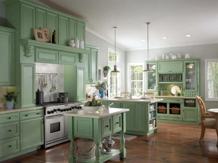 Интериор на зелена кухня в класически стил