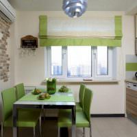Grøn spiseplads i et lille køkken