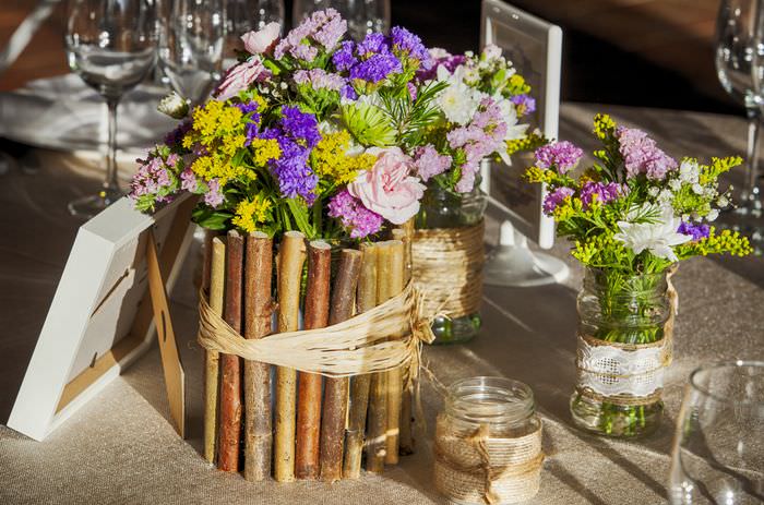 Vase mit Zweigen auf dem Brauttisch