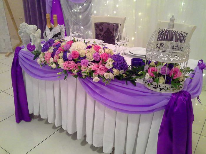 Svadobná dekorácia na stôl s kvetinovou výzdobou