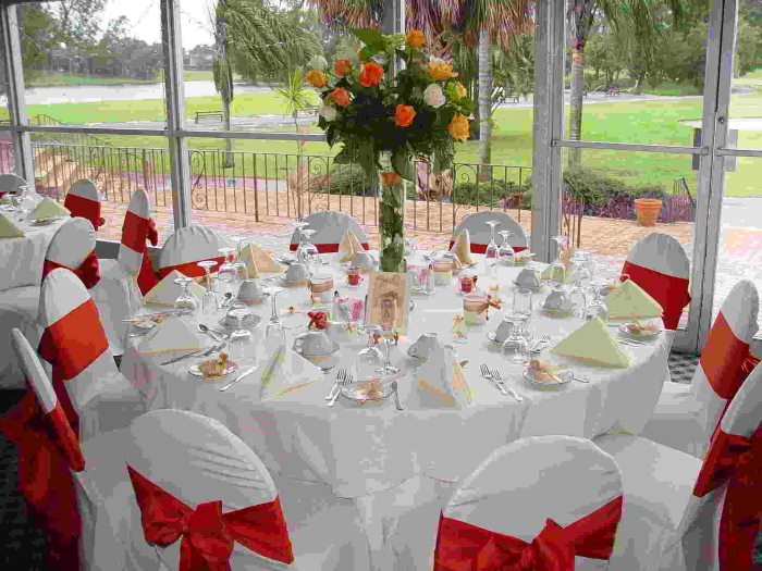 Stôl pre hostí s kyticou čerstvých kvetov