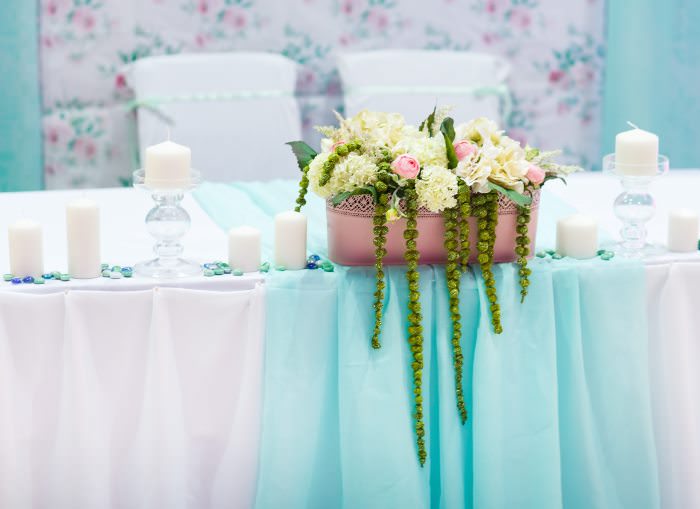Mehrfarbiger Tüllrock in der Dekoration der Hochzeitstafel