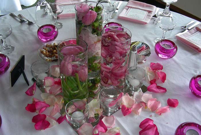 Okvetné lístky ruží vo výzdobe svadobného stola