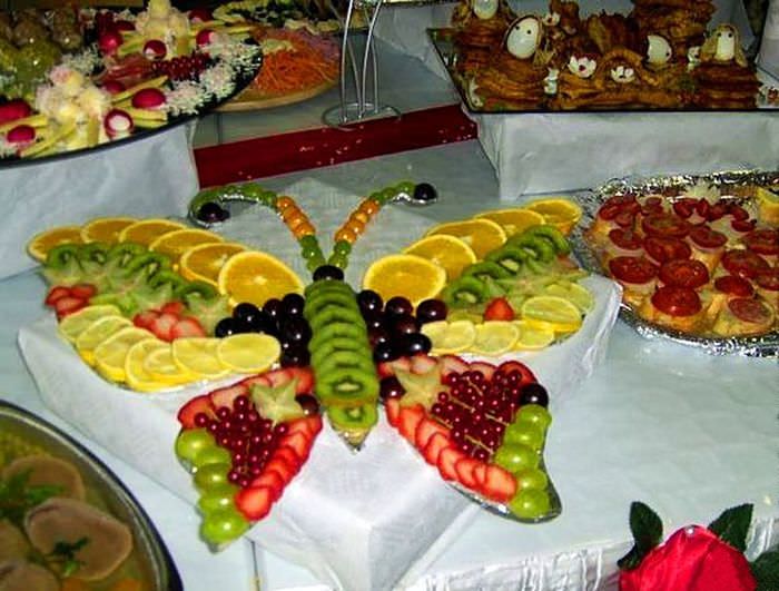فراشة الفاكهة في زخرفة مائدة الزفاف