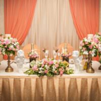 Blommor i dekorationen av bröllopsbordet för de nygifta