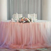Ľahká tylová sukňa okolo svadobného stola