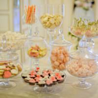 Podávanie sladkostí na svadobnom stole