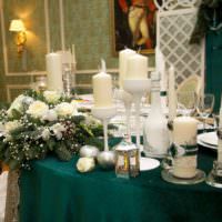 Kerzen in der Dekoration der Hochzeitstafel