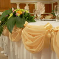 Beige tyll och liljekonvaljer i bröllopsbordets design