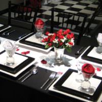 Dekorácia svadobného stola v čiernej a bielej farbe