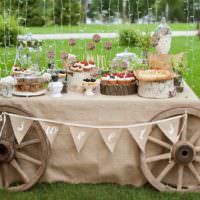 Rustikálny štýl pri zdobení svadobného stolu